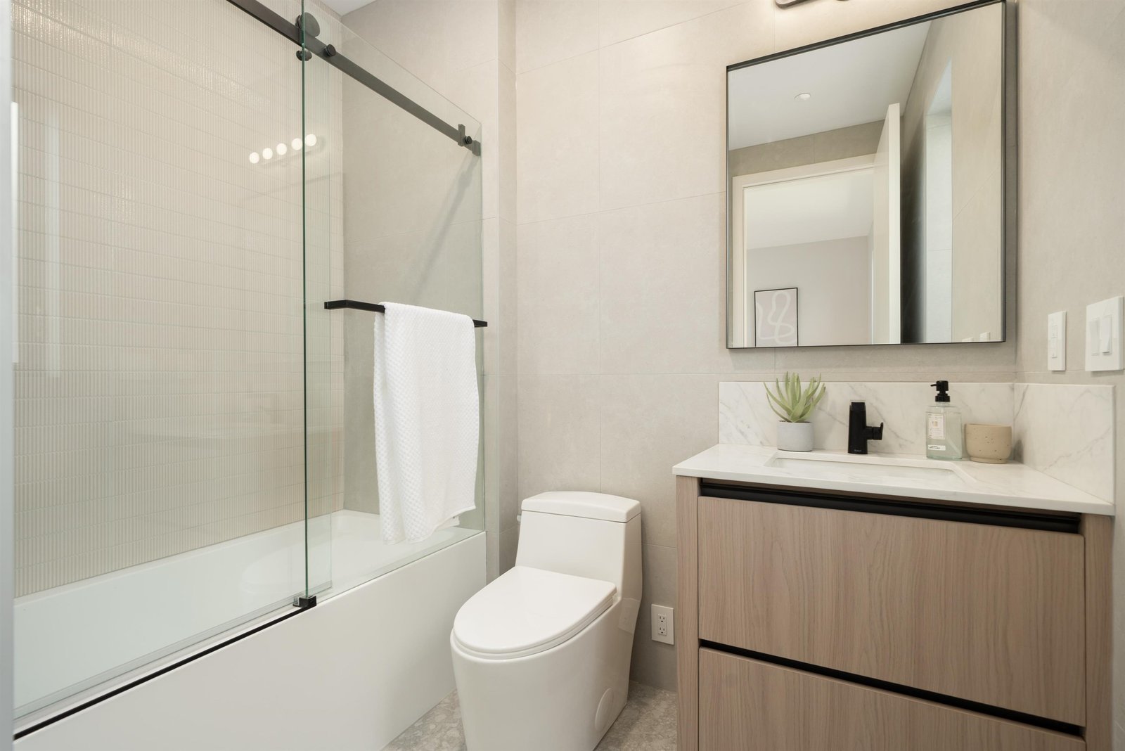 Bathroom with tub at 1-2941 W 29th Ave, Mackenzie Heights, Vancouver