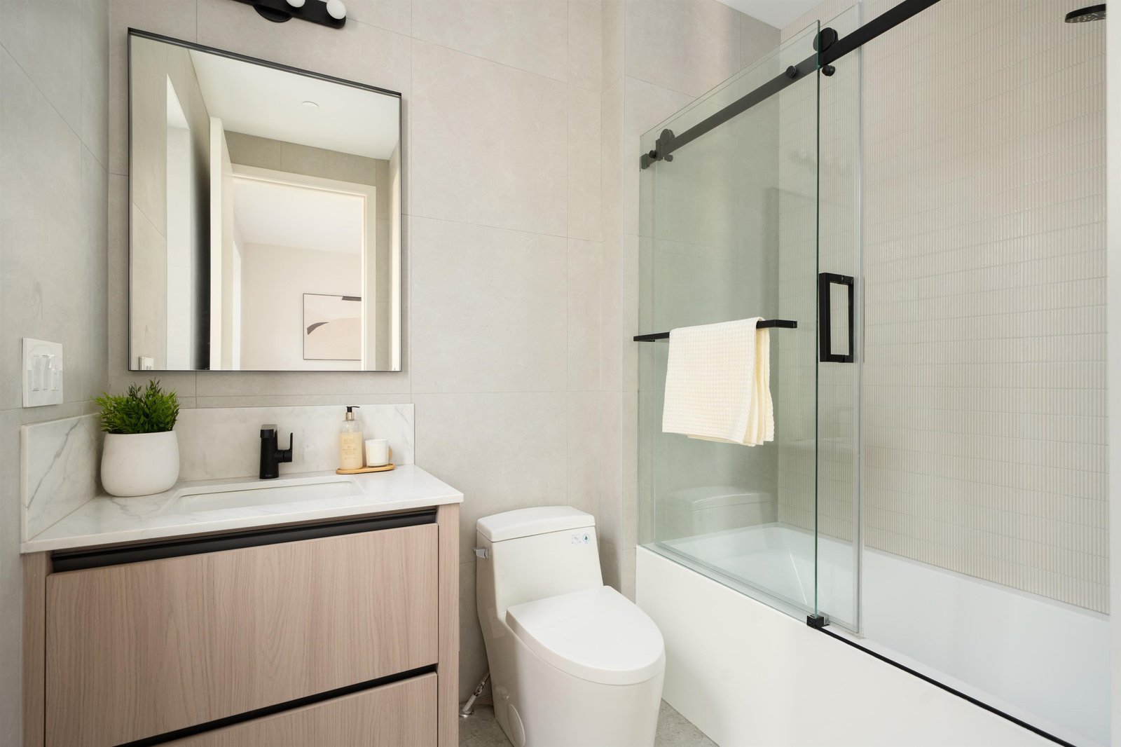 Bathroom with tub and shower at 2-2941 W 29th Ave, Mackenzie Heights, Vancouver